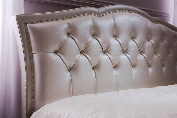 Առանձին ննջասենյակում գտնվող մահճակալի համար հարմար է գործվածքների տարբերակը։ Այն թույլ կտա արտադրանքին «շնչել» և թույլ չի տա անկողնու սպիտակեղենը սահել,

Եթե մահճակալը հանդիսանում է նաև որպես բազմոց, ավելի լավ է ընտրել էկո կաշի: Այն ավելի լավ կդիմանա բծերի փորձությանը և չի ներծծի ճաշ պատրաստելու ընթացքում առաջացող հոտերը,